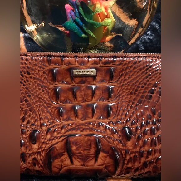 Nwot Brahmin Daisy-Pecan Melbourne Wristlet - Picture 4 of 9